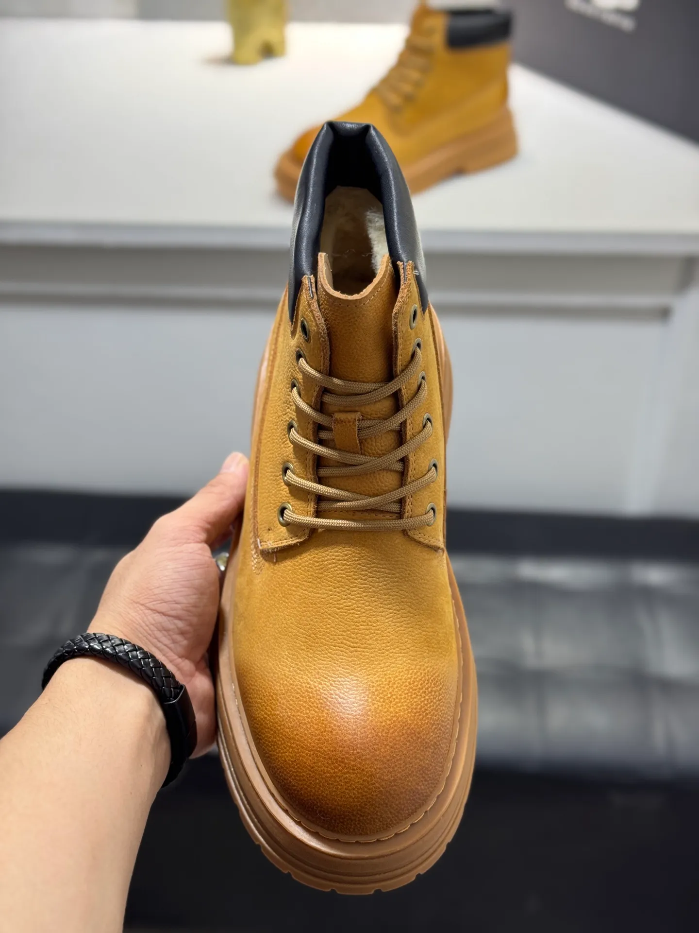 Men's men's shoes 💰660 [New style] 🦥🦥UGG - high-end quality 🔥Australian imported wool 🔥Full fur original single entry and exit counter without pressure, let you feel no replacement 💏The upper is made of first-layer cowhide 'all original Australian wool' Strict men's boots thick wool can be distinguished by the naked eye 💓Real wool keeps warm and does not smell like feet, warms the whole winter ✨Carefully crafted for those who know the goods🔥Size: 38-44 (45 customized